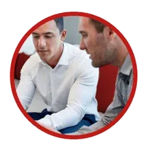 Un agente hablando con un posible cliente